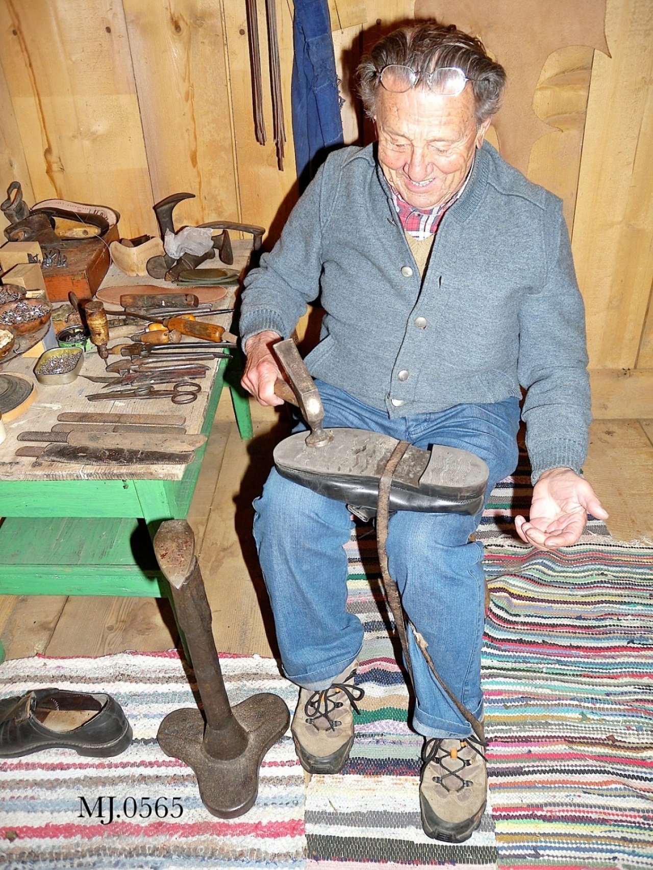 Hans Mader zeigt Gebrauch des Knieriemens